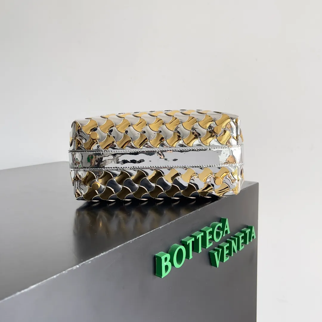 Batch 1360 It is predicted that BV Bottega’s lunch bag will be popular again this year. The entire bag is made of top nappa lambskin, which is very soft and lightweight. It also uses the intrecciato weaving process that the two founders spent several months developing from the beginning of the brand. It is completely hand-woven by Italian craftsmen. It perfectly reflects the craftsmanship of Bottega. The entire bag shape is also a very practical and popular lunch box bag type. The slightly curved arc of the bag mouth can also better fit our wrists. Style number: 754443 Size: 22*13*9